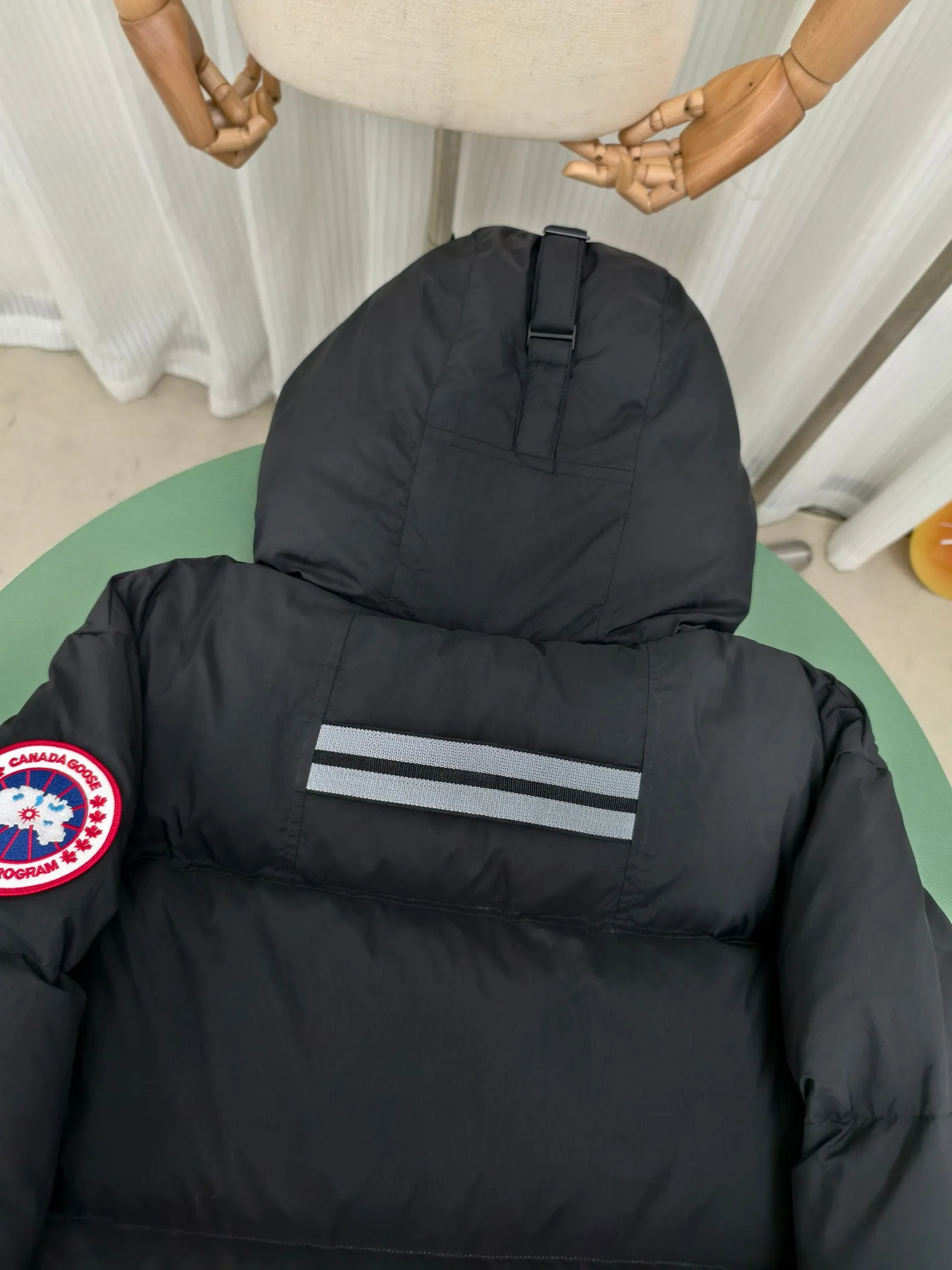 P940 Canada Goose Lawrence Down Jacket The Lawrence Down Jacket provides essential protection for everyday adventures and is made from sustainable Enduraluxe fabric with a durable soft touch. It features a quilted body, an adjustable down hood and a longer hem. Adjustable, down-filled, communicated hood. Two-way center front zipper increases range of motion and ventilation. The chin-protecting suede knit stand-up collar is soft and extra-comfortable. Inset rib-knit cuffs for added comfort and locked in heat. CORDURAD piping at the cuffs hem and reflective double-stripe grip tape at the back. Internal shoulder strap Color: black with red label black with black label azure blue Size: XS-2XL